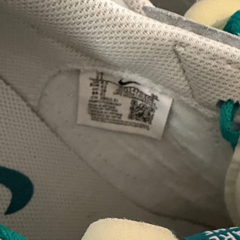 Nike Women’s Blazer Low ’77 Jumbo White Teal Green Leather Sneakers Size 11